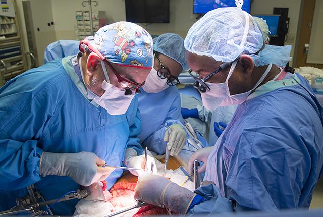picture of UW Medicine surgeons performing a liver transplant
