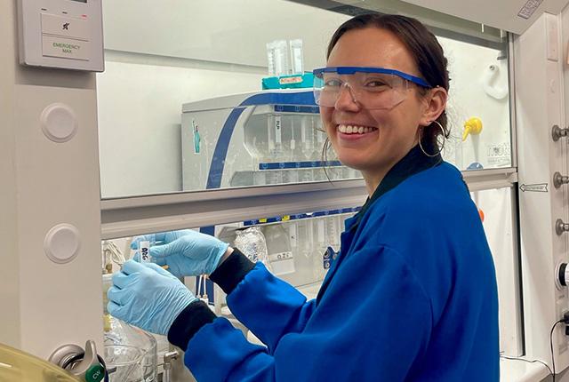 picture of former University of Washington bioengineering student Ciana Lopez in the lab