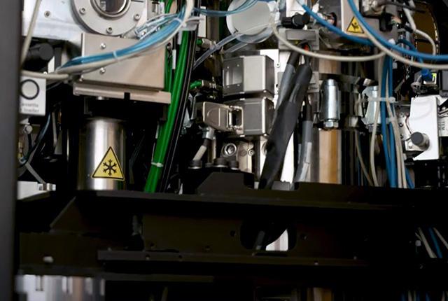 Media Name: cryo_em_in_veesler_lab_cropped.jpg