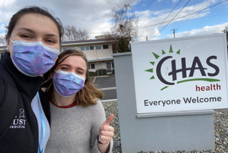 picture of Idaho medical students Rory Cole and Sophia DeKlotz at a clinic in Moscow.